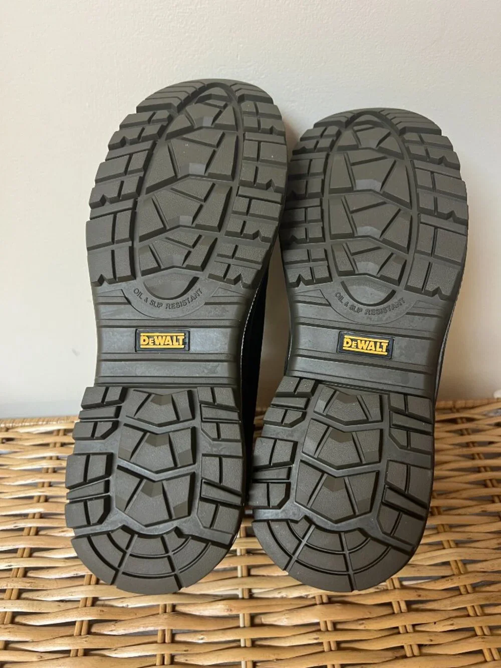 Men industrial shoes Size 13M Soft Toe tough Work Boots oil & slip resistant